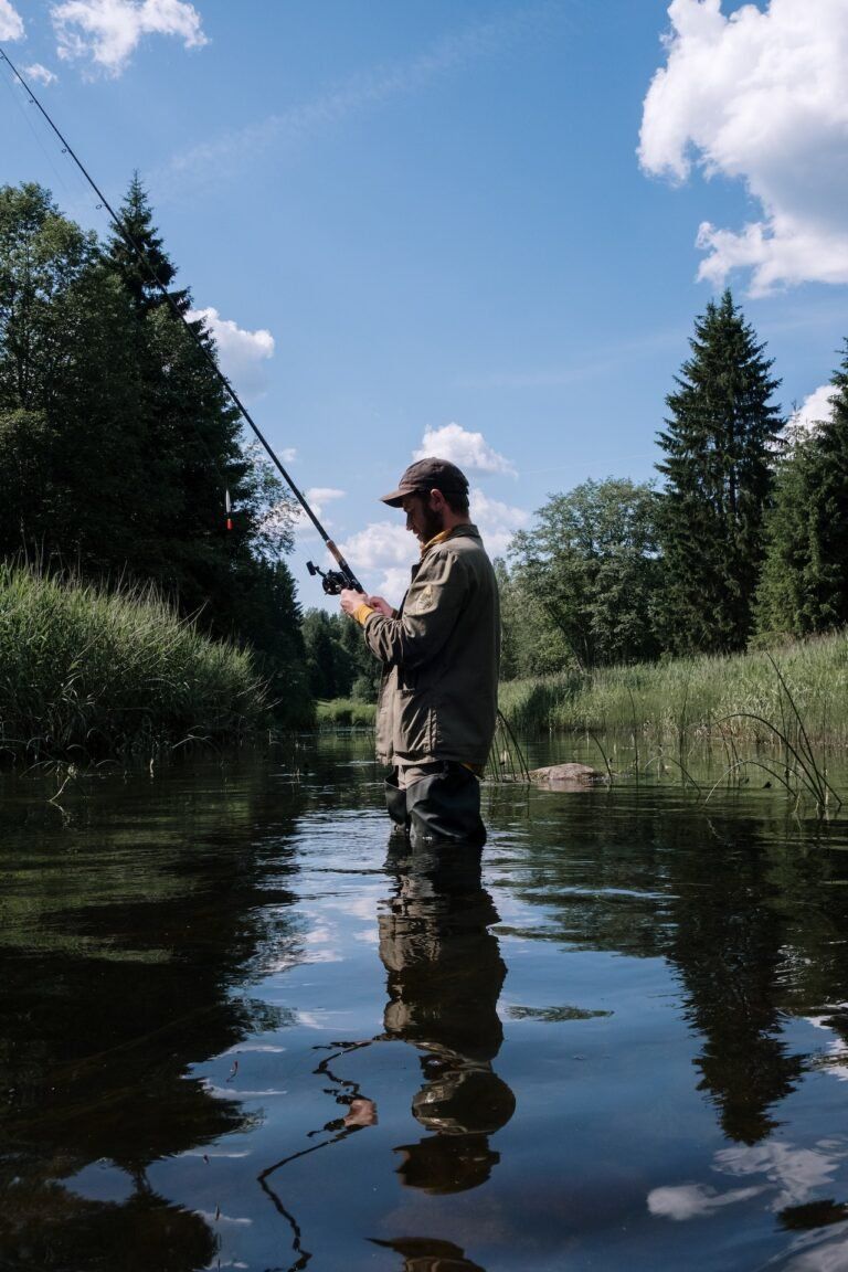 Homme pêche en rivière