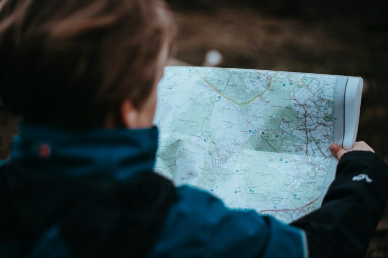 homme qui cherche un spot de peche sur une carte en papier