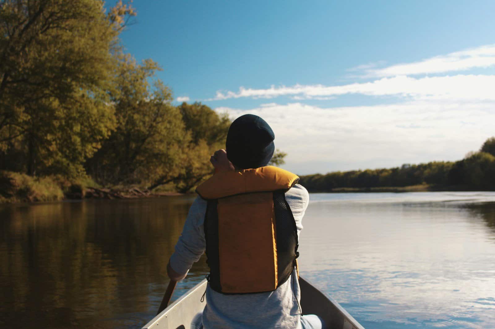 homme avec un gilet de sauvetage sur un bateau