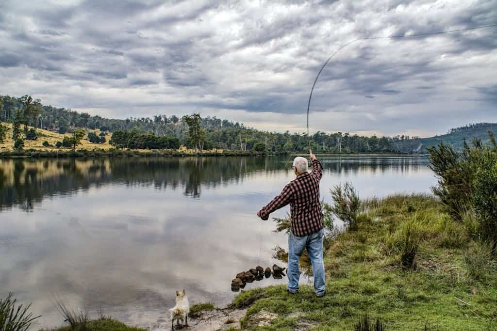 Pecheur en riviere sur la rive